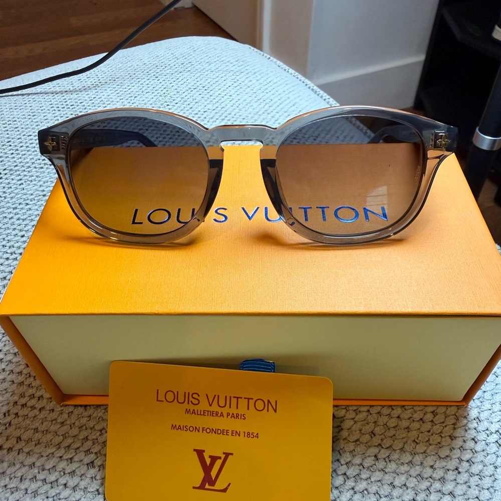 Louis Vuitton Brown Gradient Round Sunglasses NWT - image 2